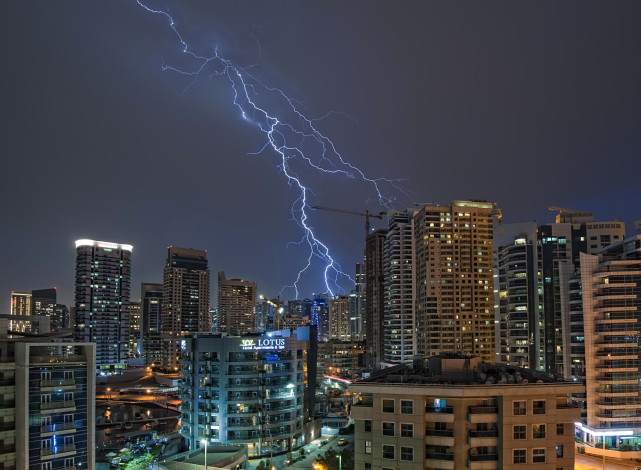 Обои картинки фото dubai, арабские, эмираты, города, дубаи, оаэ, улица, дома, огни, ночь