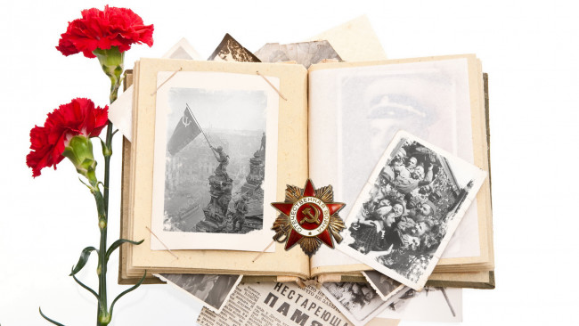 Обои картинки фото праздничные, день, победы, гвоздики, орден, фотографии, альбом