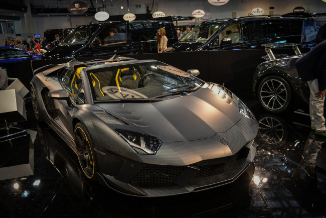 Обои картинки фото mansory aventador carbonado, автомобили, выставки и уличные фото, класс-люкс, a, p, s, holding, automobili, италия, lamborghini, спортивные