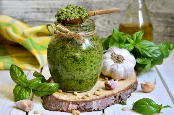 Картинка еда разное банка песто масло кедровые орешки чеснок базилик