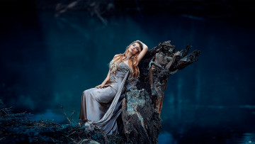 Картинка для+стола девушки -unsort+ брюнетки +шатенки фон пень лежит взгляд