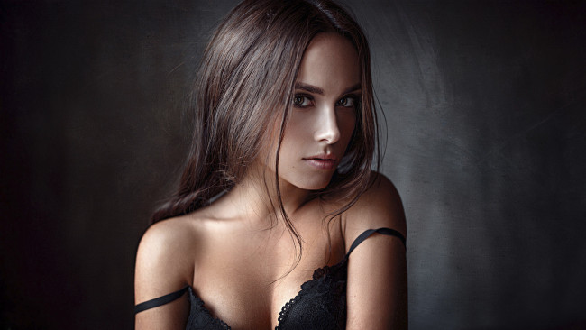Обои картинки фото для стола, девушки, -unsort , брюнетки,  шатенки, взгляд, тёмный, фон, портрет
