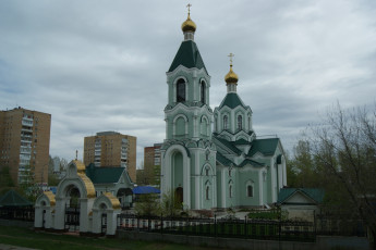 Картинка тольятти +храм+в+честь+святителя+тихона +патриарха+московского города -+православные+церкви +монастыри храм небо дома деревья ограда ворота