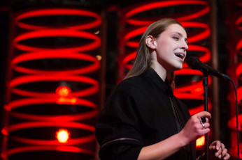 Картинка музыка -другое представительница бельгии сеннек с микрофоном евровидение 2018