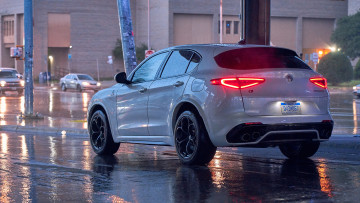 обоя 2018 alfa romeo stelvio quadrifoglio, автомобили, alfa romeo, quadrifoglio, кроссовер, вид, сзади, дождь, stelvio, город, alfa, romeo, 2018