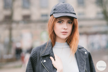 Картинка девушки ebba+zingmark кепка рыжая куртка косуха