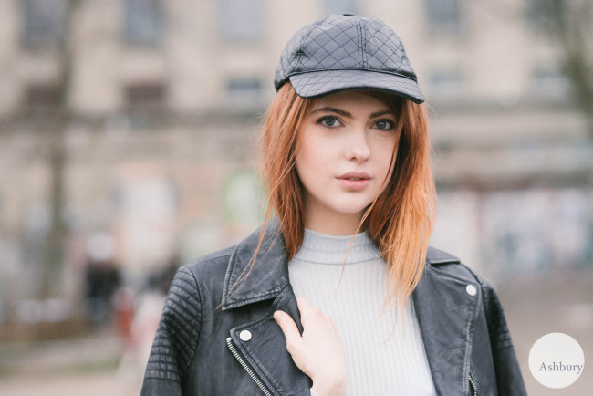 Обои картинки фото девушки, ebba zingmark, кепка, рыжая, куртка, косуха