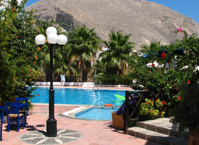 Обои картинки фото города, санторини , греция, гора, бассейн, фонарь