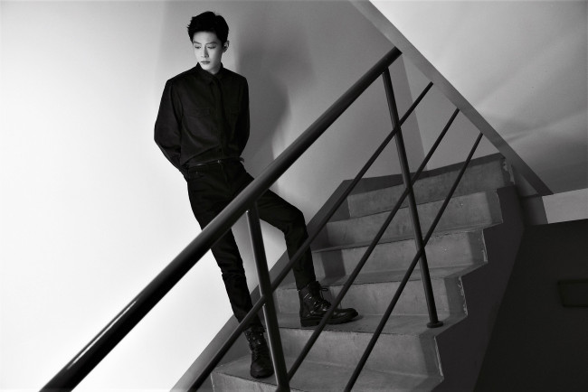 Обои картинки фото мужчины, xiao zhan, актер, лестница, подъезд