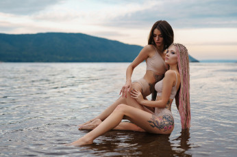 Картинка девушки -+группа+девушек вода дреды тату