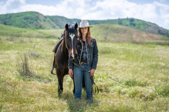 Картинка девушки -+рыжеволосые+и+разноцветные холмы луг лошадь шляпа джинсы