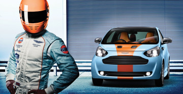 Картинка автомобили aston+martin голубой полоса водитель шлем