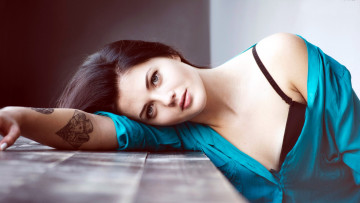 Картинка девушки -+брюнетки +шатенки брюнетка поза тату