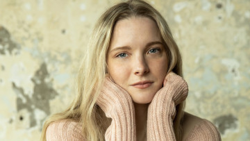 Картинка morfydd+clark девушки блондинка лицо свитер