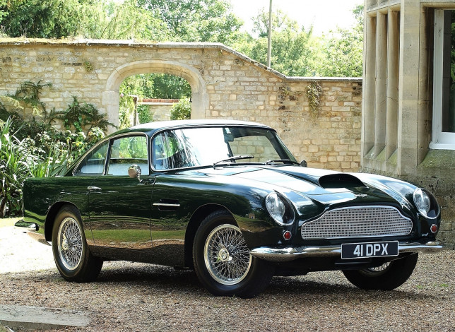 Обои картинки фото автомобили, aston martin, зеленый, двор