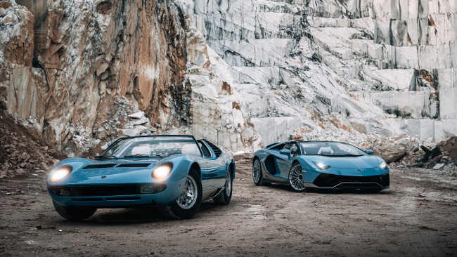 Обои картинки фото автомобили, lamborghini, скалы, roadster, родстер, miura, ламборгини, 1968, aventador, роадстер, lp, 780-4, ultimae, roads, azzuro, flake