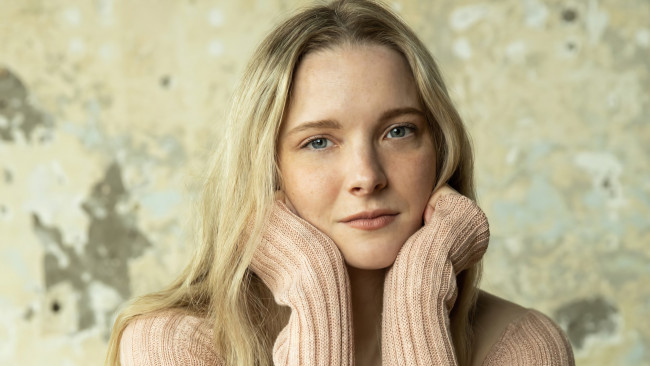 Обои картинки фото morfydd clark, девушки, блондинка, лицо, свитер