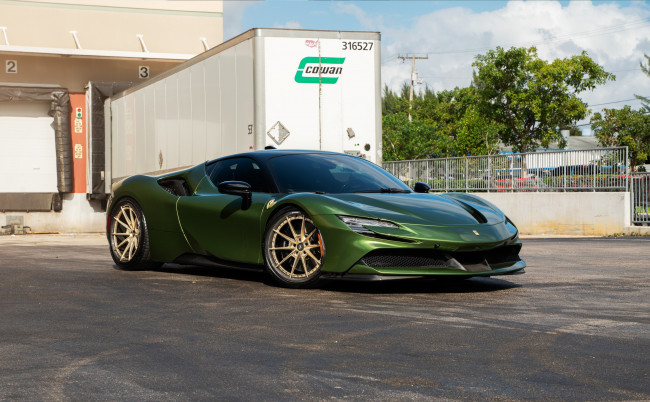 Обои картинки фото автомобили, ferrari, green, trailer, sportcar, sf90