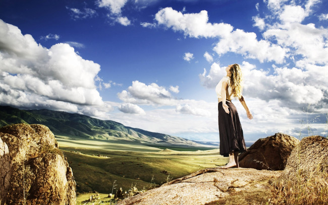 Обои картинки фото девушки, - блондинки,  светловолосые, блондинка, горы, небо, облака