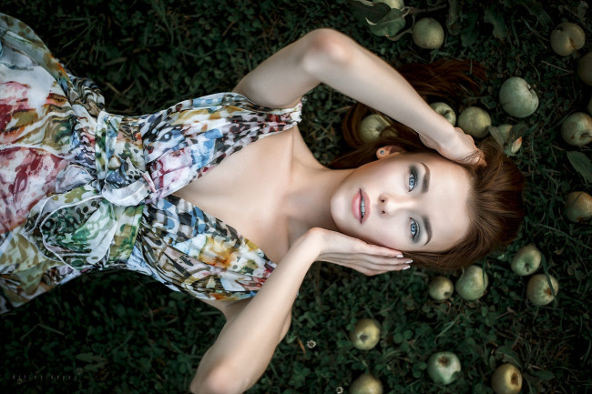 Обои картинки фото девушки, - брюнетки,  шатенки, поза, яблоки, платье