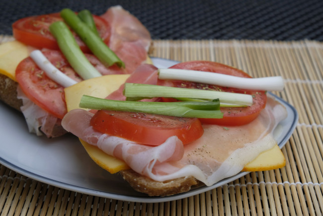 Обои картинки фото еда, бутерброды,  гамбургеры,  канапе, ветчина, бутерброд, помидор, сыр, зеленый, лук