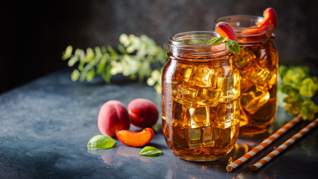 Обои картинки фото еда, напитки,  сок, банки, напиток, персики, лед, трубочки, листья