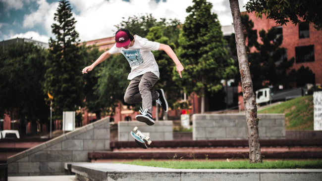 Обои картинки фото спорт, скейтборд, парень, город, улица