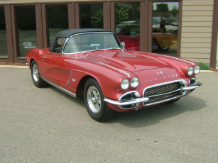 Картинка автомобили выставки уличные фото