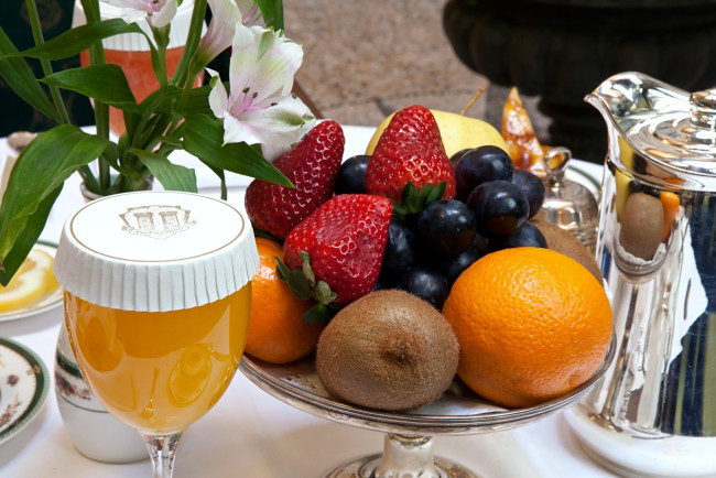 Обои картинки фото еда, фрукты, ягоды, клубника, киви, апельсин, виноград, сок