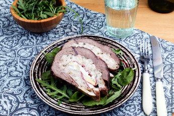 Картинка еда мясные блюда вилка нож мясной рулет руккола