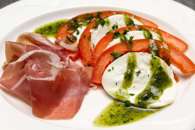 Обои картинки фото еда, салаты, закуски, моцарелла, соус, помидоры, мясо