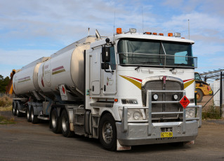 Картинка kenworth+k200+tanker автомобили kenworth+ выставка улица тягач седельный грузовик тяжелый