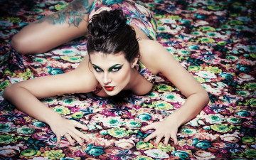 обоя девушки, -unsort , брюнетки,  шатенки, ярко, взгляд, макияж, каблуки, девушка, эротика, нижнее, белье, поза, лежит, модель