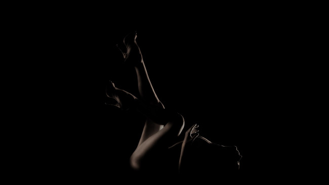 Обои картинки фото девушки, -unsort , Черно-белые обои, изгиб, каблуки, черный, фон