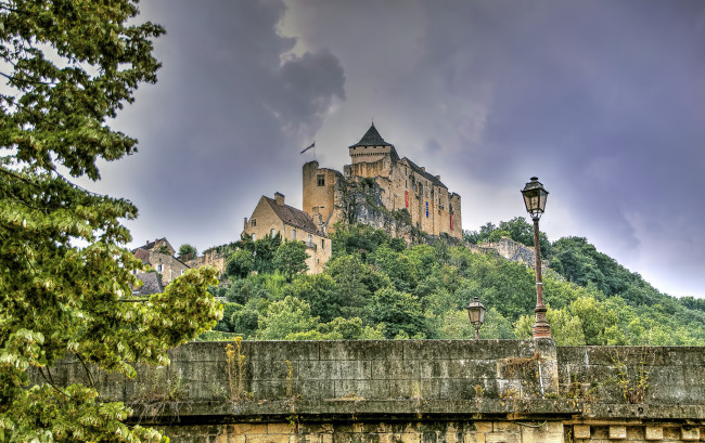 Обои картинки фото castelnaud-la-chapelle, города, замки франции, лес, холм