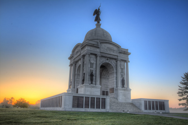 Обои картинки фото pennsylvania monument sunrise, города, - исторические,  архитектурные памятники, история, монумент