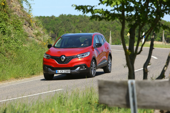 Обои картинки фото автомобили, renault, красный, 2015г, bose, kadjar