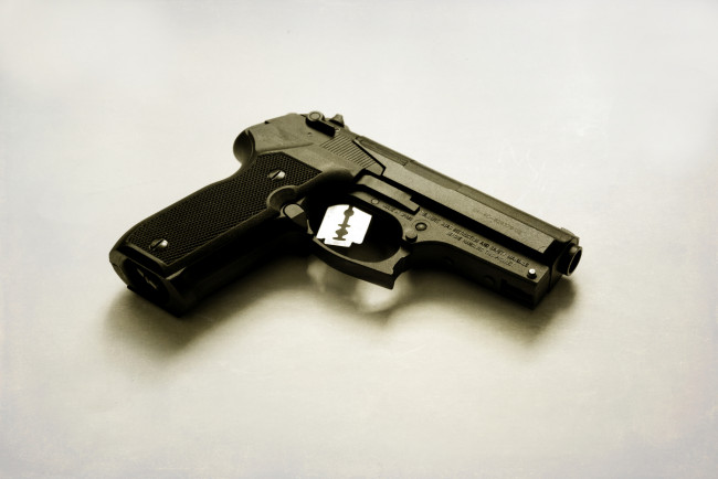 Обои картинки фото юмор и приколы, пистолет, лезвие