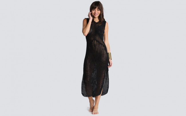 Обои картинки фото beatriz fernandez, девушки, модель, сетка, браслет, платье, улыбка, брюнетка, beatriz, fernandez