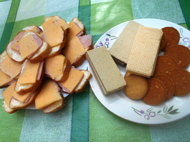 Обои картинки фото еда, бутерброды,  гамбургеры,  канапе, печенье, вафли, сыр, колбаса, хлеб