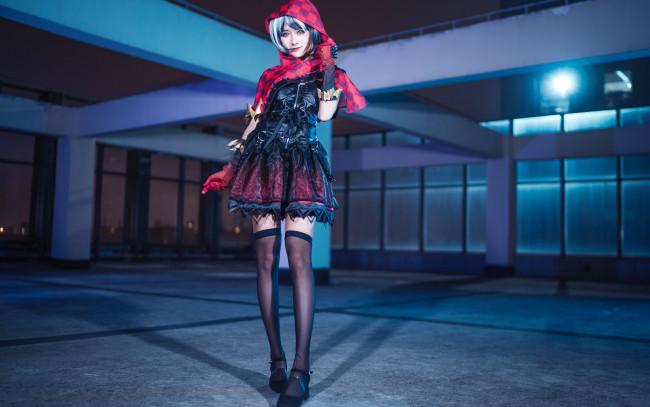 Обои картинки фото девушки, - креатив,  косплей, шарф, костюм, платье, чулки, здание