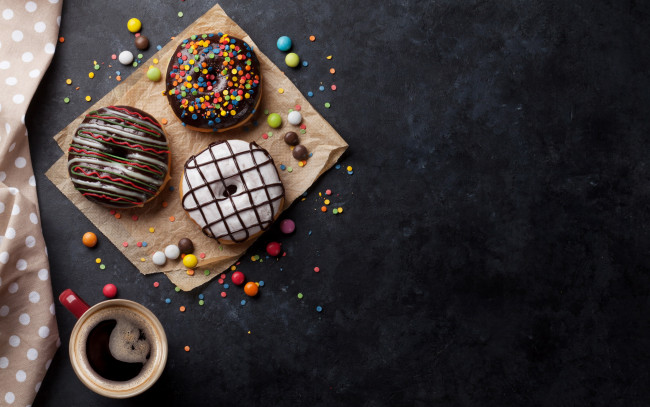 Обои картинки фото еда, хлеб,  выпечка, пончики, драже, кофе