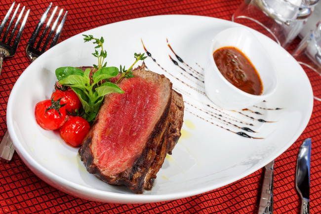 Обои картинки фото еда, мясные блюда, помидоры, соус, говядина