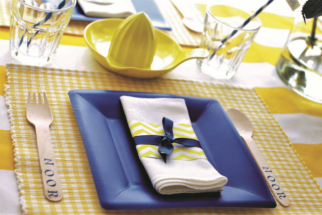 Обои картинки фото разное, посуда,  столовые приборы,  кухонная утварь, стаканы, полотенце, тарелка, ложка, вилка