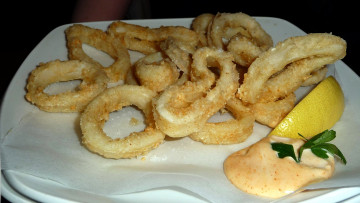 Картинка еда рыбные+блюда +с+морепродуктами лимон соус кальмар кольца