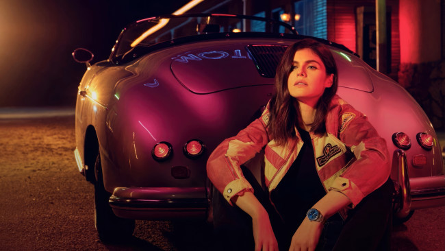 Обои картинки фото alexandra daddario alex tag heuer 2023, девушки, alexandra daddario, александра, даддарио, alex, tag, heuer, наручные, часы, актриса, автомобиль