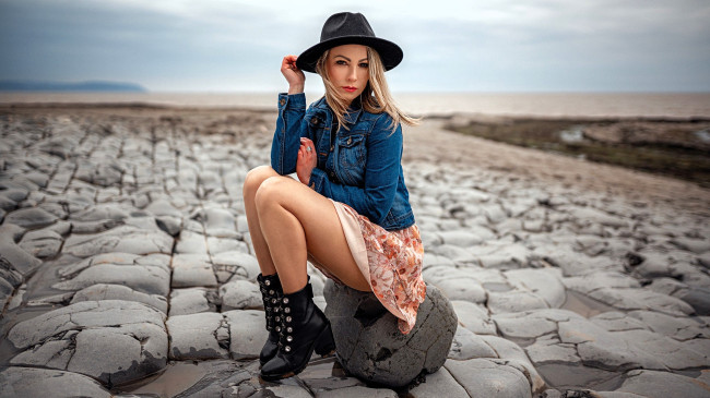 Обои картинки фото девушки, - блондинки,  светловолосые, блондинка, шляпа, куртка, платье, ботинки, камни