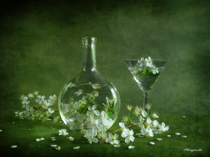 Картинка авт margarita epishina цветы цветущие деревья кустарники бутыль вишня бокал лепестки