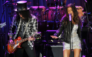 Картинка музыка fergie stacy ferguson гитарист перед микрофоном