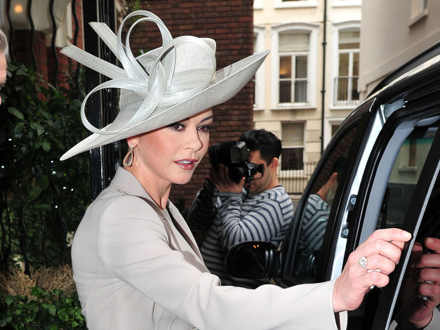 Обои картинки фото Catherine Zeta Jones, девушки, , , , шляпка, кэтрин, зета, джонс